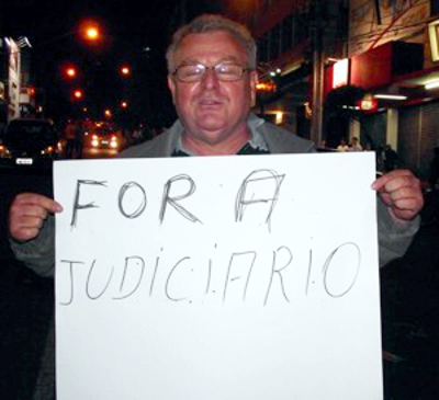 Imagem ilustrativa de Geraldo Barros nas manifestações de junho de 2013. Protestando contra o Judiciário. Seira essa uma nova forma de fazer política, rechaçar as instituições legitimamente constituídas, sinalizando uma tendencia a desobediência civil, às leis - Como governar não repeitando as instituições, outros poderes legitimamente constituídos?.